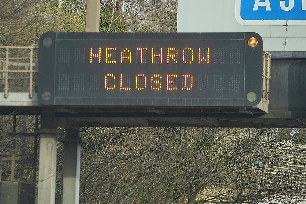 Britain London Fire Heathrow airport shuts down_6