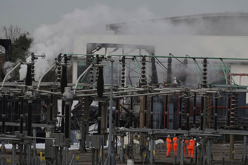 Britain London Fire Heathrow airport shuts down_3