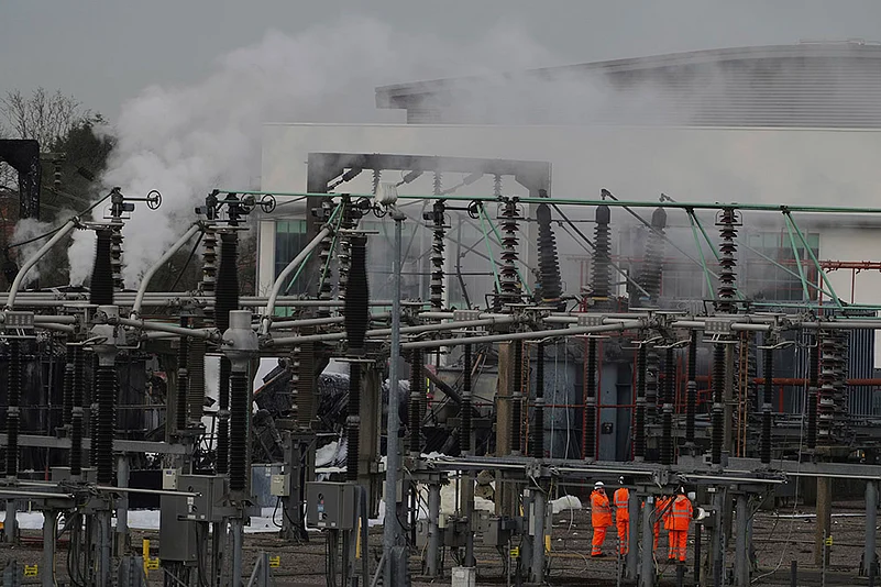 Britain London Fire Heathrow airport shuts down_3