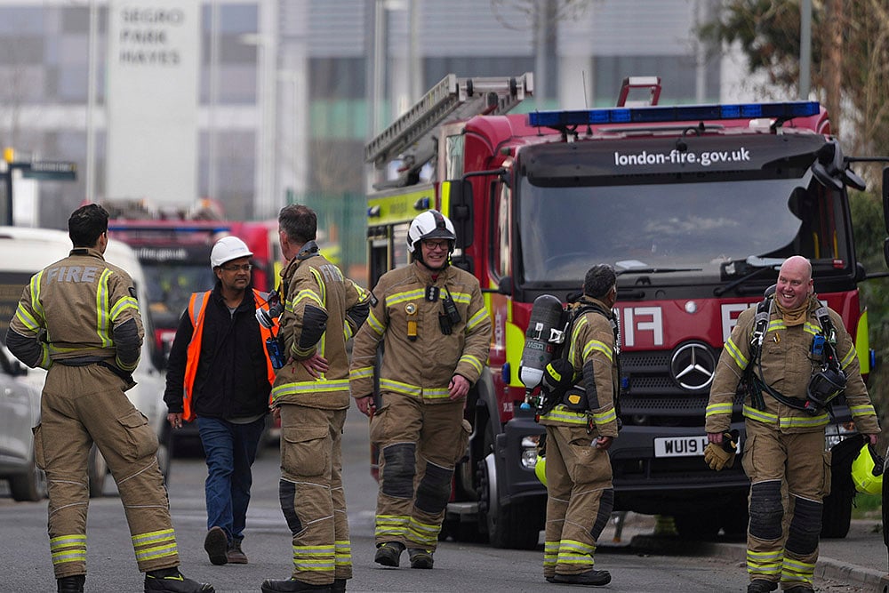 Britain London Fire Heathrow airport shuts down_8