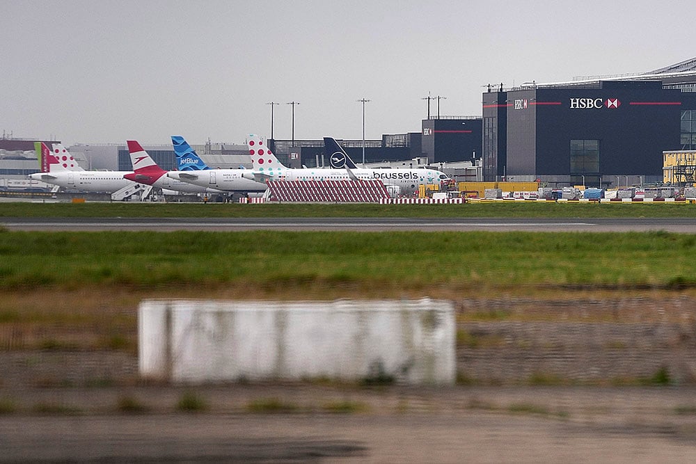 Britain London Fire Heathrow airport shuts down_7