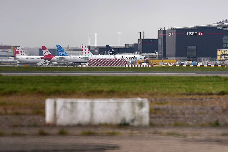 Britain London Fire Heathrow airport shuts down_7