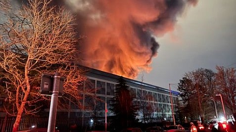 X/ @LondonFire : Large flames and plumes of thick black smoke at UK's Heathrow Airport.