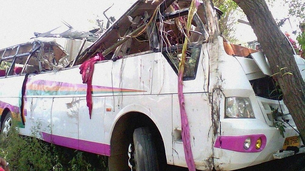 Minubus Accident In Jammu and Kashmir