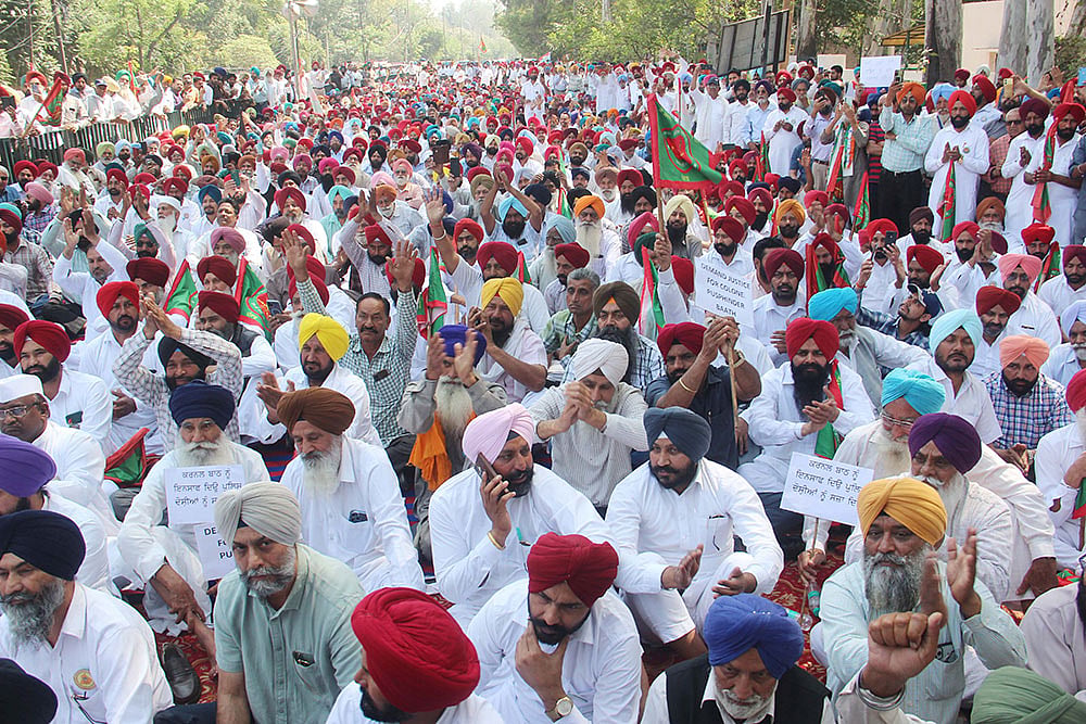 Ex-Army personnel protest