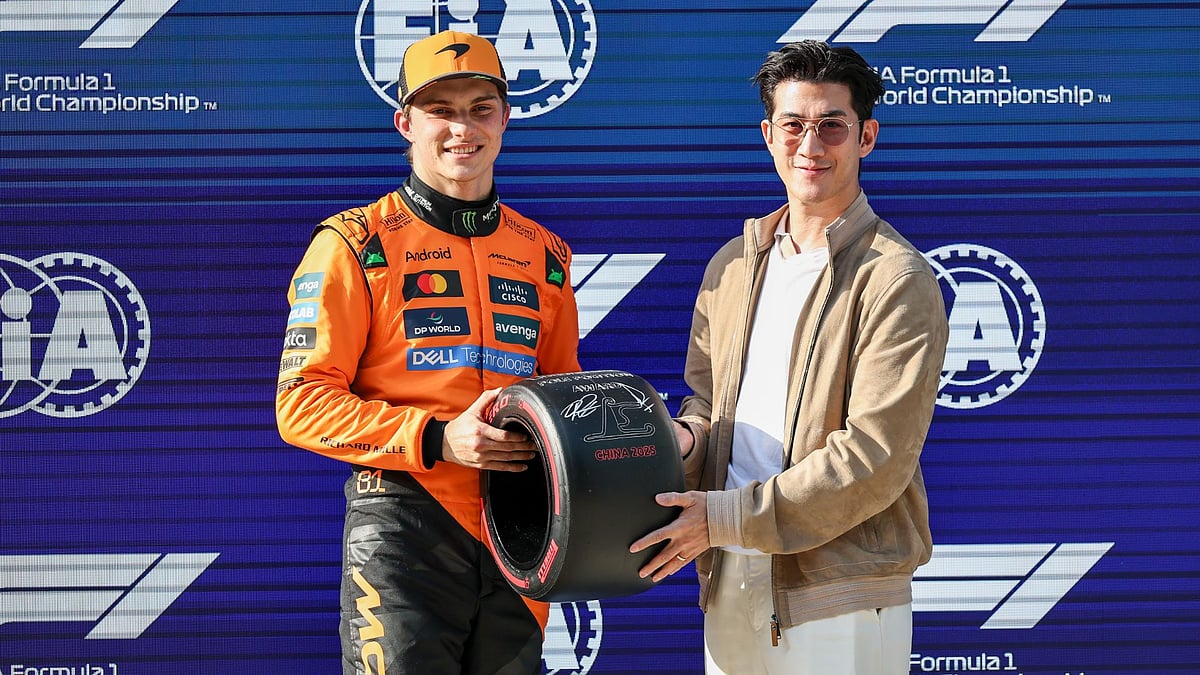 Piastri poses with his Pole Position award.