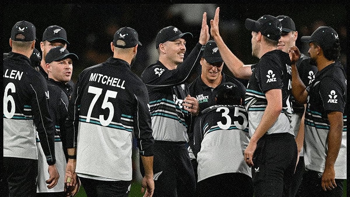 New Zealand celebrate the fall of a Pakistan wicket in the fourth T20I