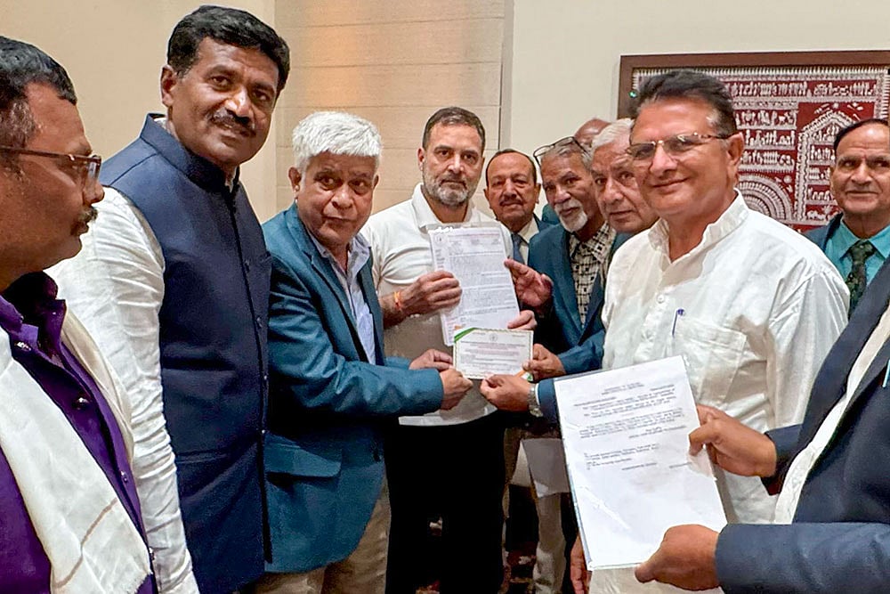 Rahul Gandhi meets delegates of CAPF retirees