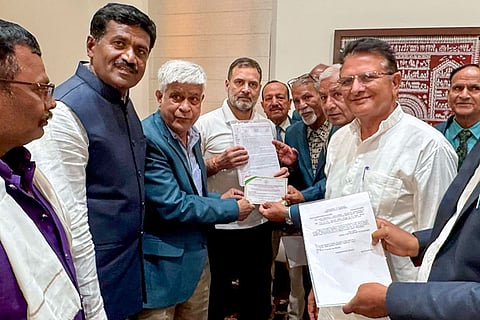 Rahul Gandhi meets delegates of CAPF retirees