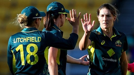 X/cricketcomau : Australia Women celebrating against New Zealand Women.