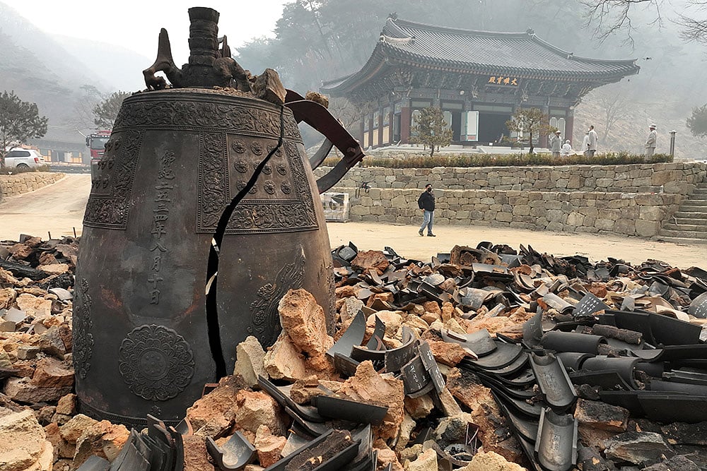 Strong winds fan South Korea wildfires photos: Goun Temple