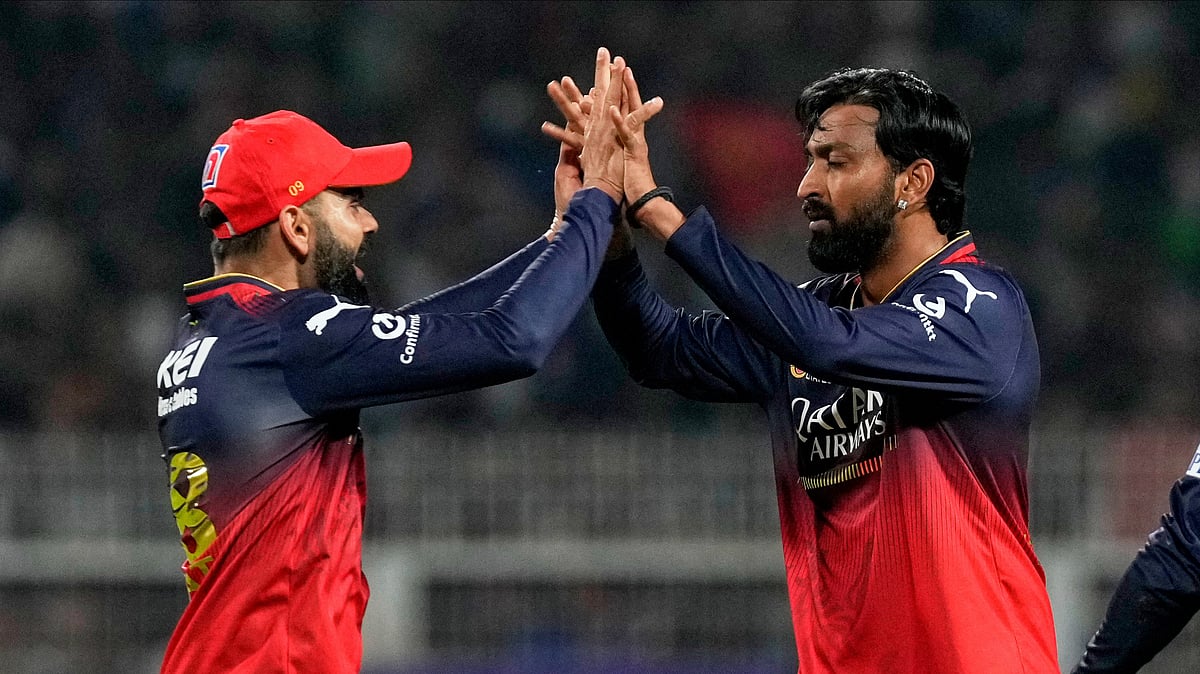 AP Photo/Bikas Das : Royal Challengers Bengaluru's Krunal Pandya, right, celebrates with teammate Virat Kohli after the dismissal of Kolkata Knight Riders' Rinku Singh during the Indian Premier League cricket match between Kolkata Knight Riders and Royal Challengers Bengaluru at Eden Gardens in Kolkata.