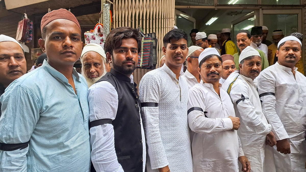 -PTI : Patna: Muslims Wear Black Armbands During Friday Prayers Against Waqf Bill