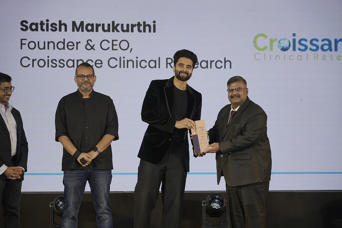 Mr. Satish Marukurthi, Founder & CEO of Croissance Clinical Research (CCR) receiving the award.