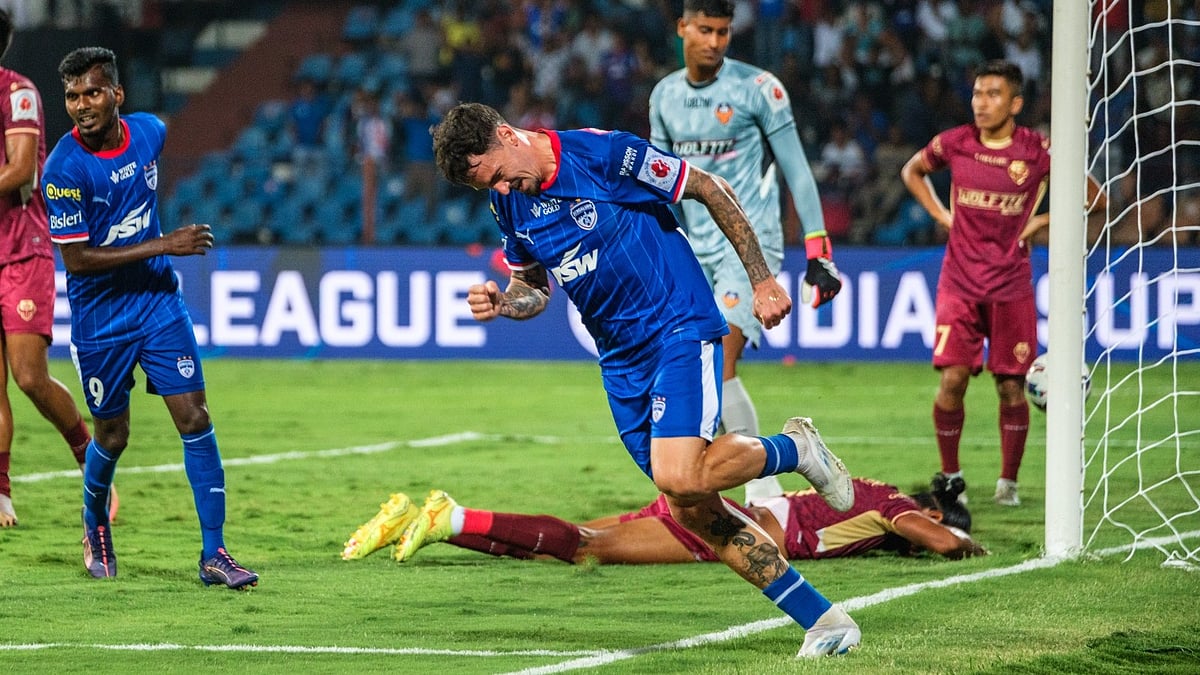 An own goal by Sandesh Jhingan and Edgar Méndez's strike handed the Blues an advantage over the Gaurs in semi-final 1. - FDSL/ISL