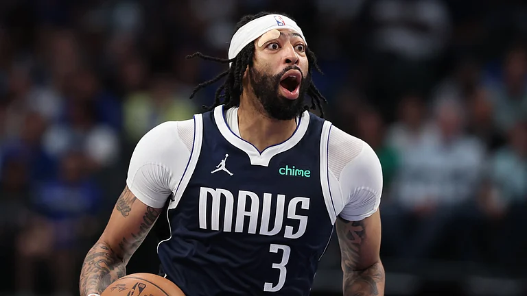 Anthony Davis starred for the Mavs - null