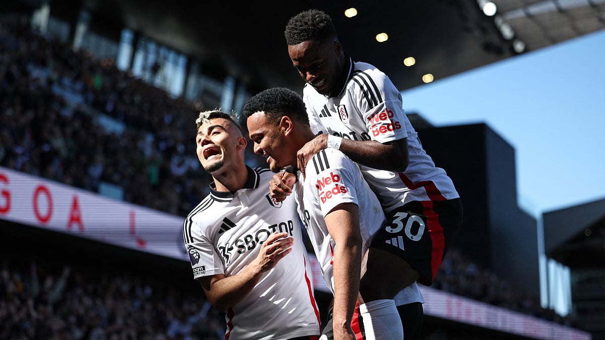 Fulham celebrate Rodrigo Munizs goal