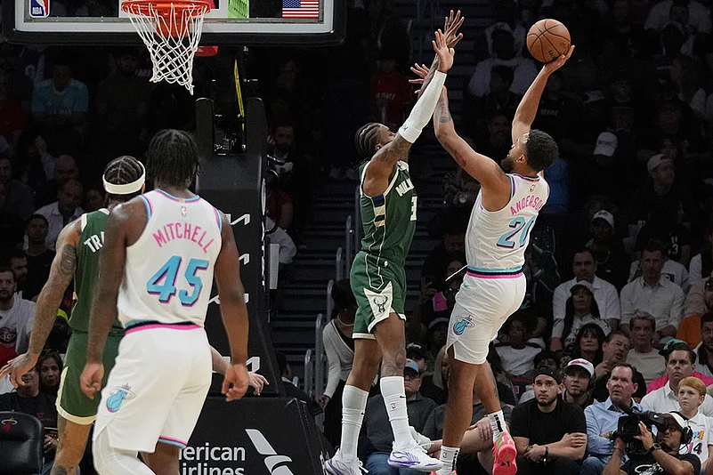 Basketball: Miami Heat vs Milwaukee Bucks