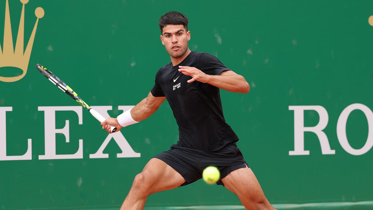 Carlos Alcaraz warms up for the Monte-Carlo Masters
