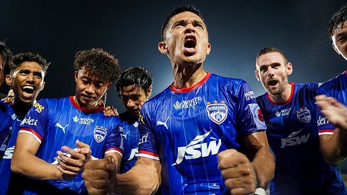 X/Bengaluru FC : Sunil Chhetri celebrates with his Bengaluru FC teammates