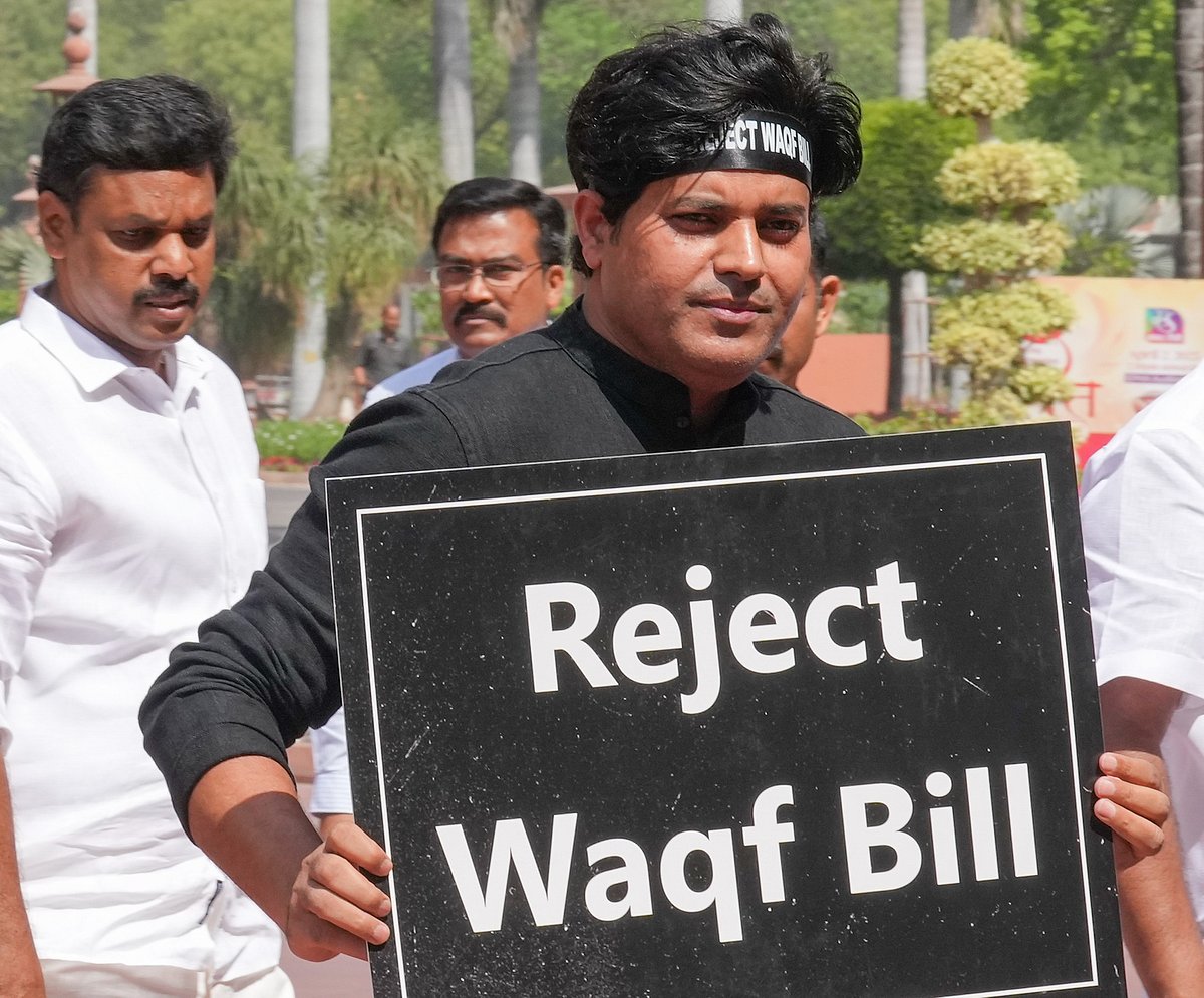 PTI : Congress MP Imran Pratapgarhi stands outside Parliament holding a sign that says Reject Waqf Bill |