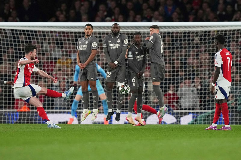 Arsenals Declan Rice, left, scores