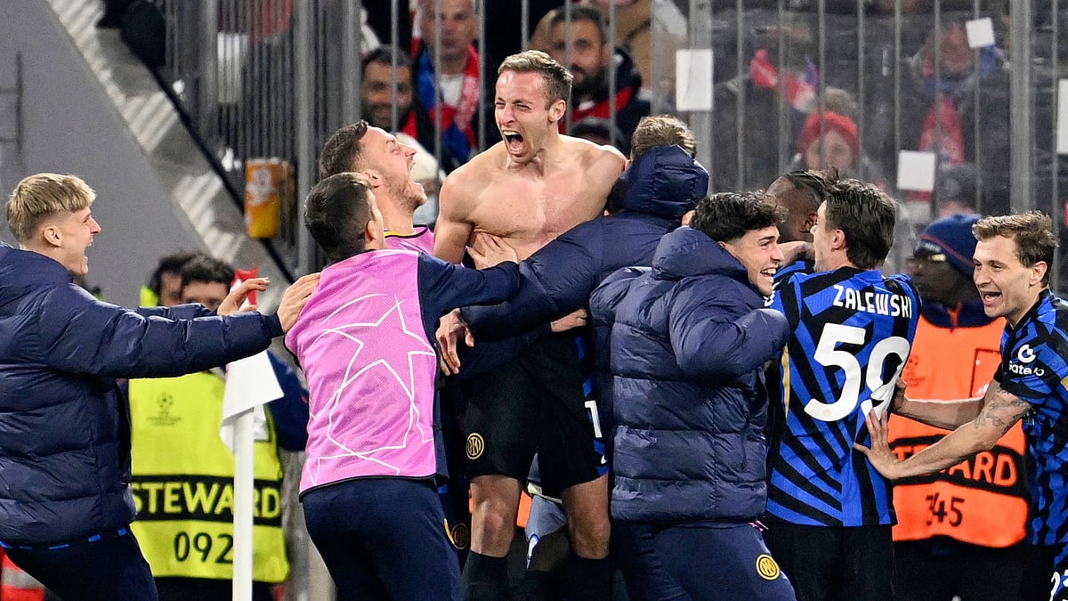 Inter Milan's Davide Frattesi, center, celebrates with teammates after scoring a goal against Bayern Munich during their UEFA Champions League 2024-25 quarter-final first leg match at the Allianz Arena in Munich on April 8, 2025. - | Sven Hoppe/dpa via AP