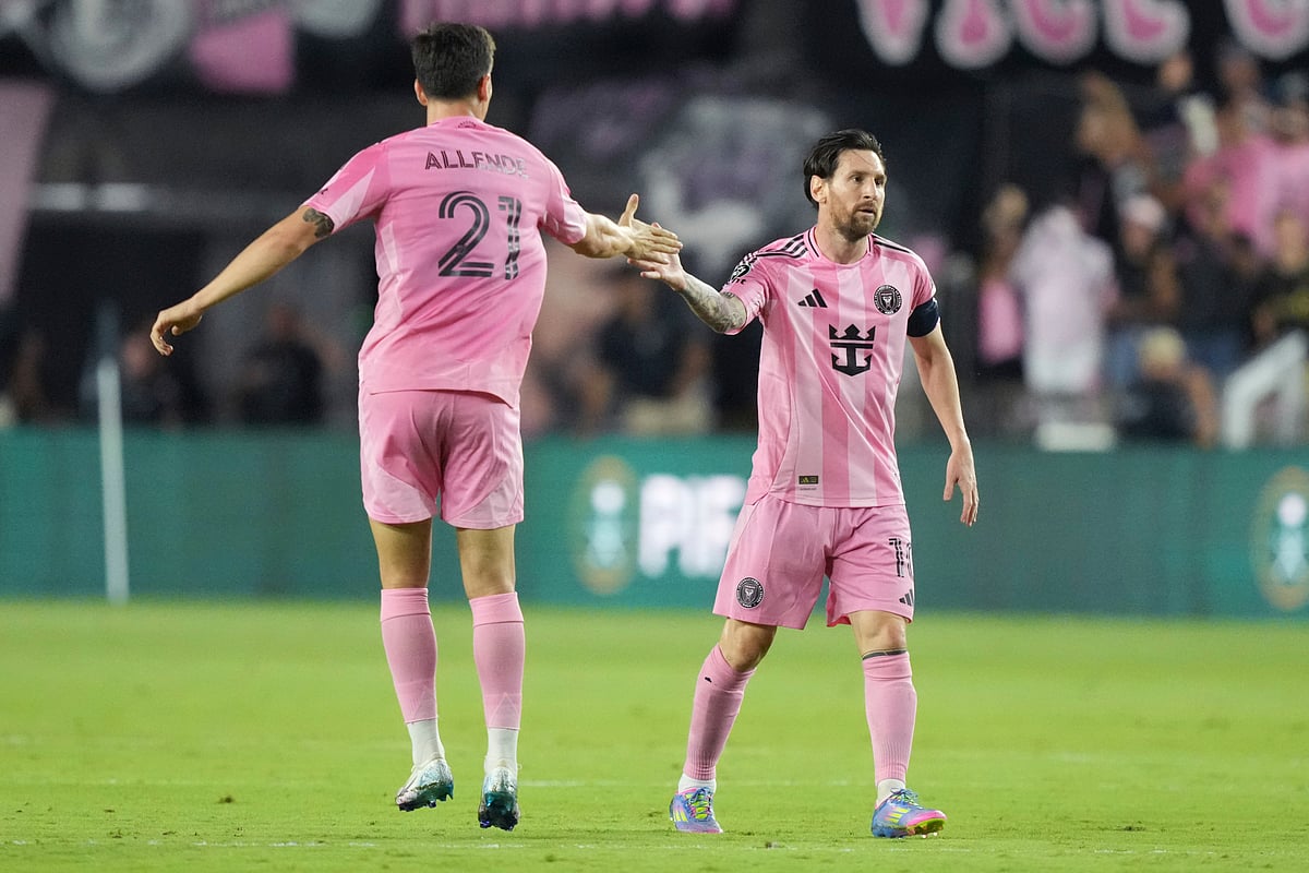 Inter Miami forward Lionel Messi (10) celebrates a goal with forward Tadeo Allende (21) against the Los Angeles FCduring the first half of a CONCACAF Nations League Quarterfinal Match at Chase Stadium, Wednesday, April 9, 2025 in Fort Lauderdale, Fla. (AP Photo/Jim Rassol)


