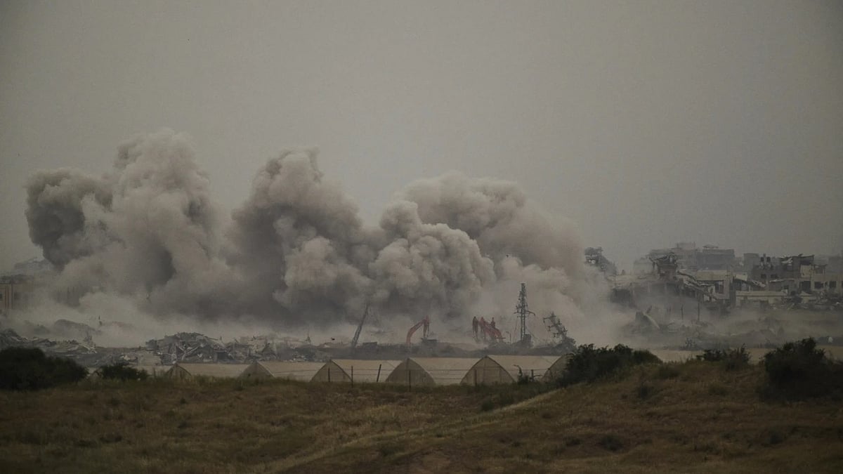 (AP Photo/Leo Correa) : Smoke rises to the sky following an Israeli bombardment in the Gaza Strip as seen from southern Israel, Monday, April 7, 2025. (AP Photo/Leo Correa)