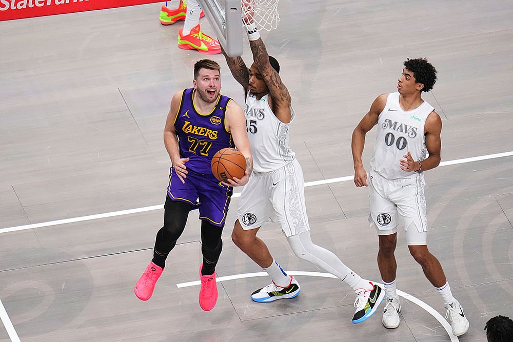 Basketball: Dallas Mavericks vs Los Angeles Lakers