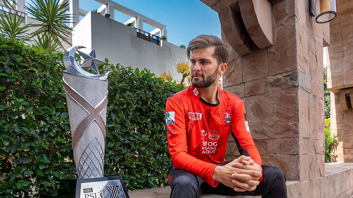 Lahore Qalandars captain Shaheen Shah Afridi with the PSL 2025 trophy. - Photo: X | Pakistan Super League