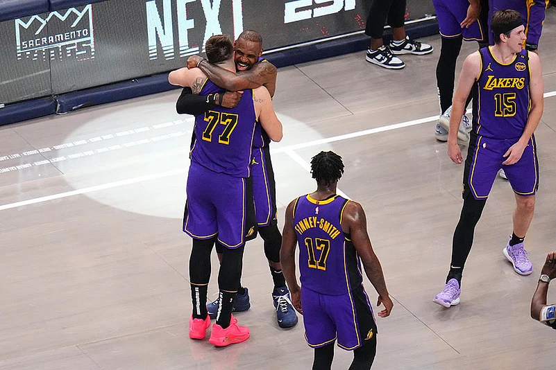 Basketball: Los Angeles Lakers vs Dallas Mavericks