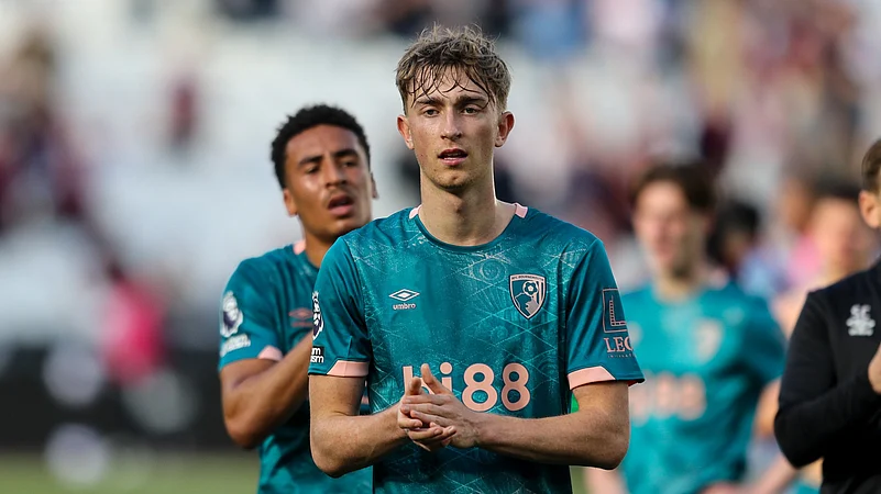 Huijsen applauding fans
