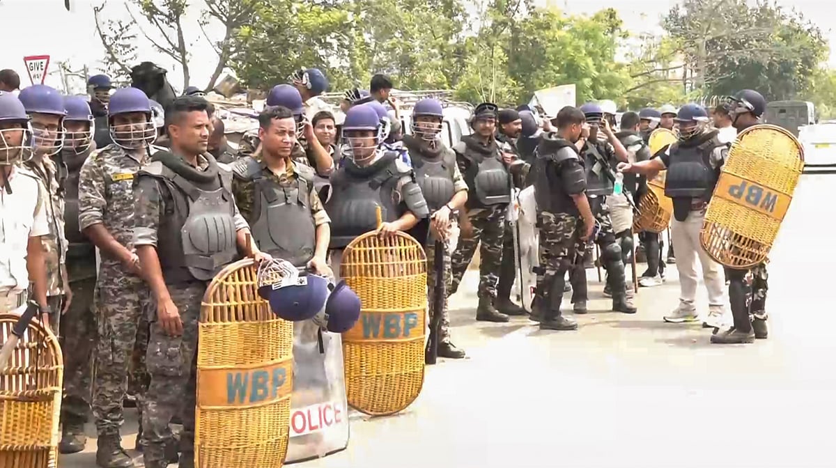 PTI : Murshidabad Violence: NCW Team Meets Riot-Affected People
