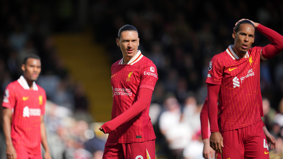 AP Photo/Kin Cheung : Liverpool's Darwin Nunez, centre, Liverpool's Virgil van Dijk, right, react during the English Premier League soccer match between Fulham and Liverpool, at Craven Cottage.