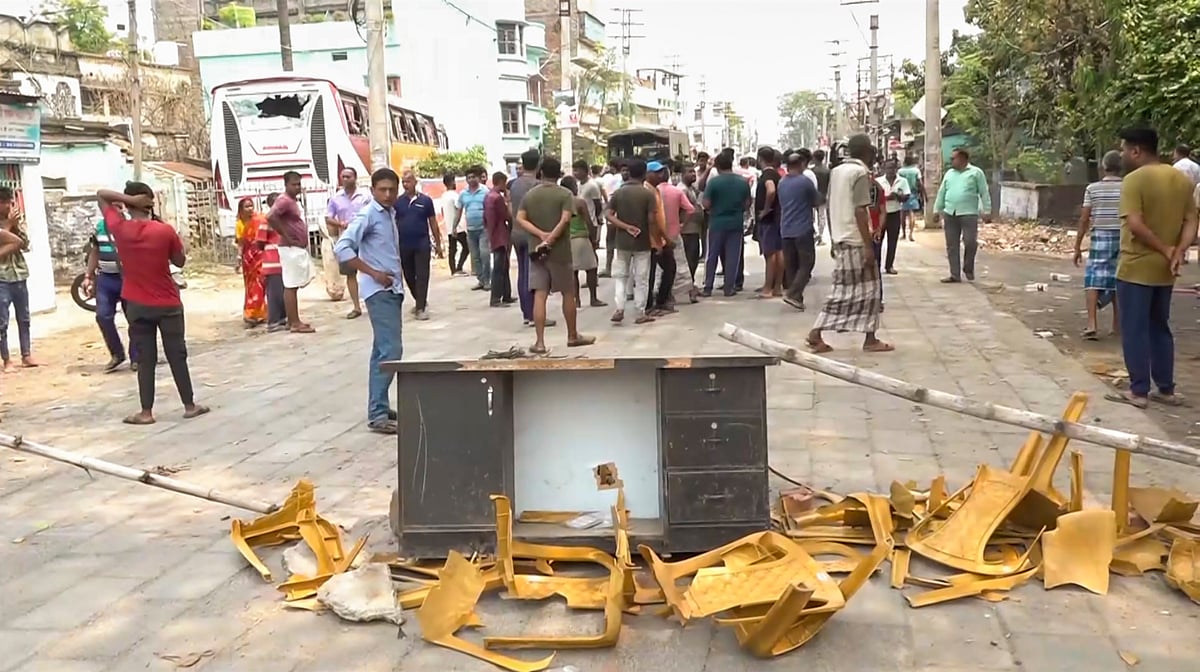 | Photo: PTI : Violence in Murshidabad kills 3, injures over 138