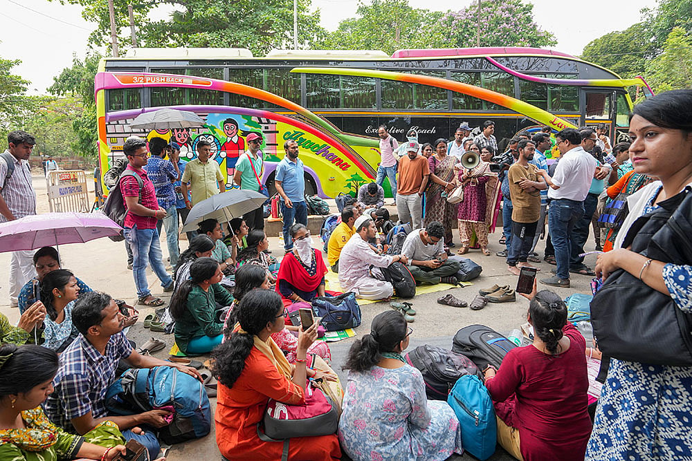 Section of jobless teachers leave for Delhi