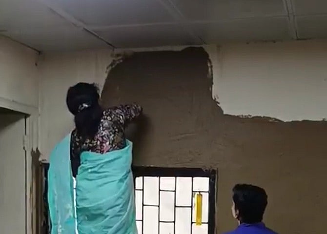 X/@masijeevi : DU college Principal coats classroom with cow dung