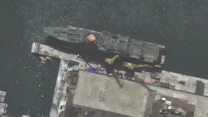 X.com : By comparison, U.S. Navy Arleigh Burke-class destroyers are about 505 feet long, while the new Constellation-class frigates are 496 feet.