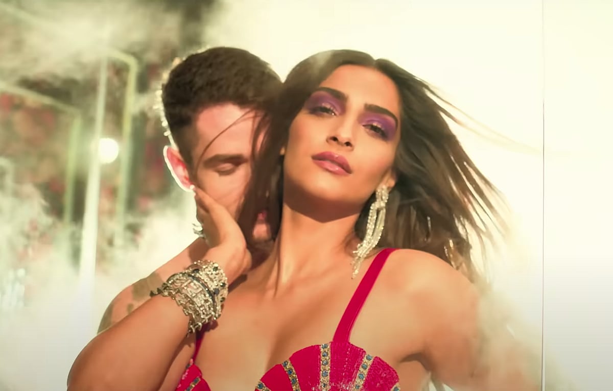Still from the song Tareefan