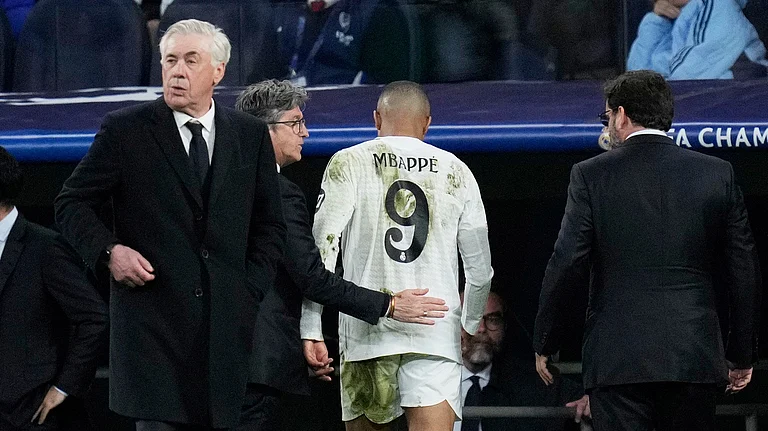 Real Madrid's Kylian Mbappe, center, leaves the field after sustaining an injury during their UEFA Champions League quarter-final second leg soccer match against Arsenal at the Santiago Bernabeu Stadium in Madrid, Spain, on April 16, 2025. - AP/Bernat Armangue