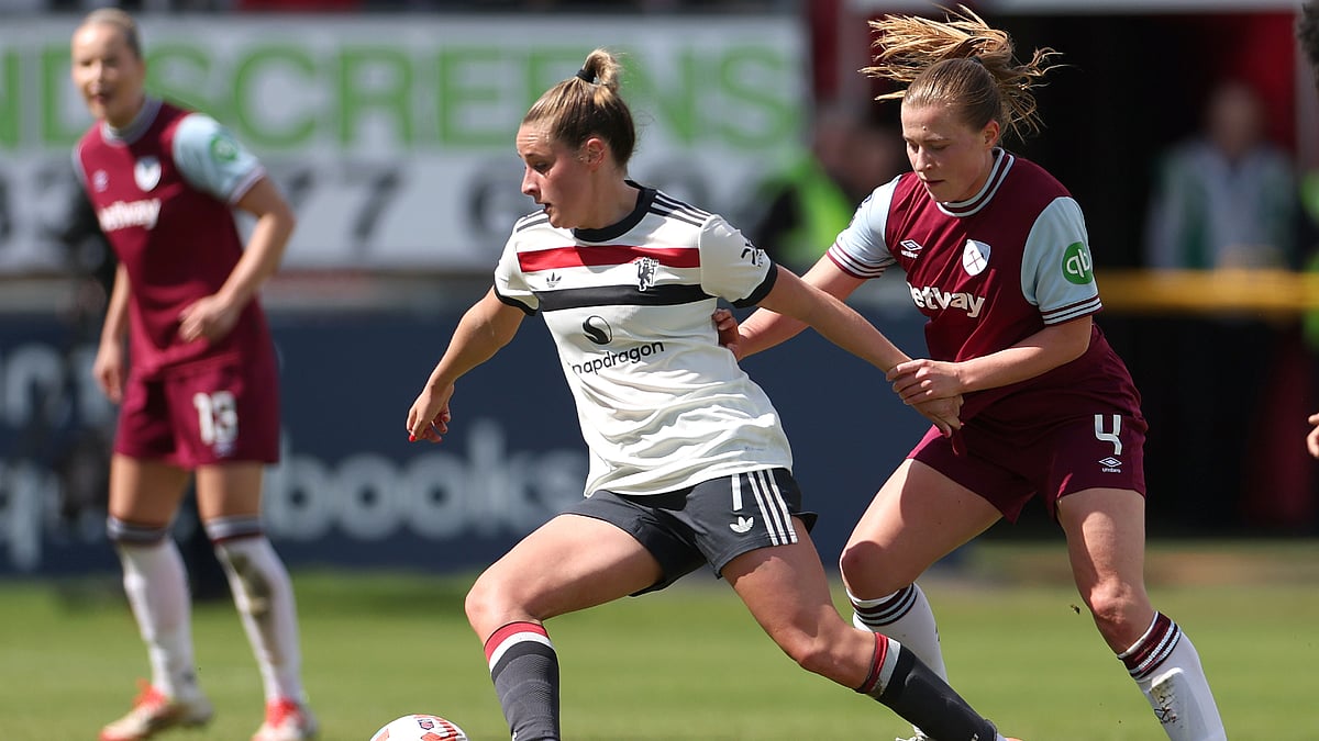 Ella Toone battles for possession against Oona Siren
