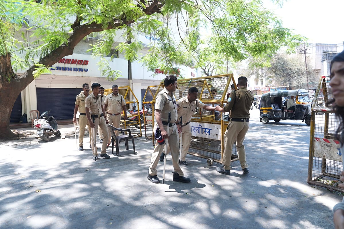 Dinesh Parab  : Police have barricaded Kathi Gali in Nashik, where violent clashes broke out around midnight on April 15 during a demolition drive of Hazrat Saatpeer Sayed Baba 