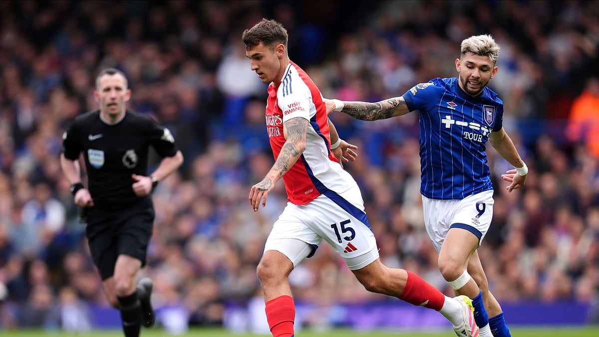 Arsenals Jakub Kiwior, center, and Ipswich Towns Julio Enciso battle. AP