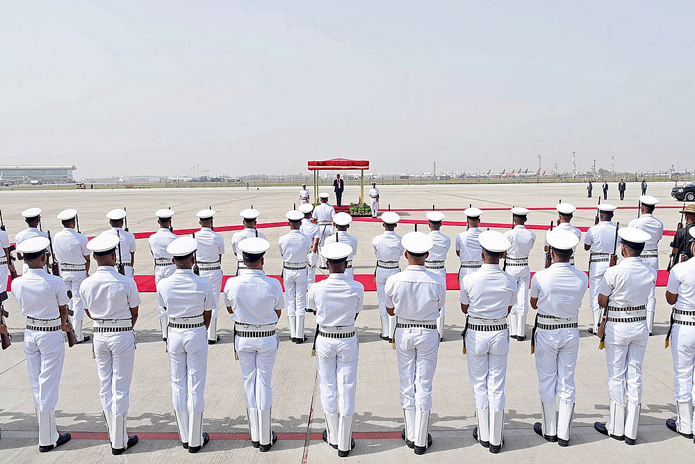 JD Vance inspects the ‘Guard of Honour’ in New Delhi