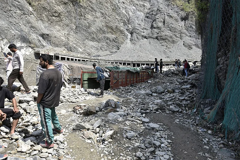 Jammu Kashmir weather: Landslide, Cloudburst, flash floods in J&Ks Ramban_photo 11
