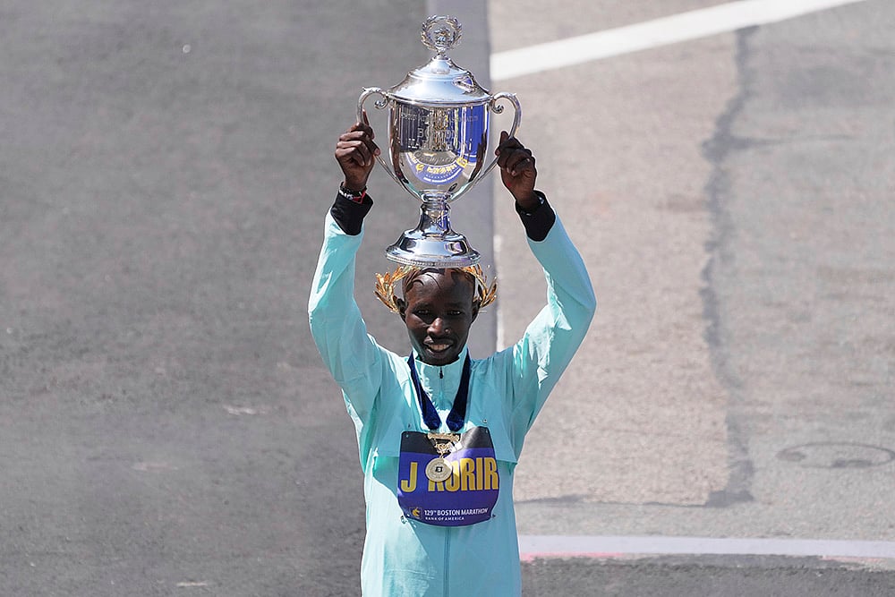 | Photo: AP/Charles Krupa : Boston Marathon 2025: John Korir