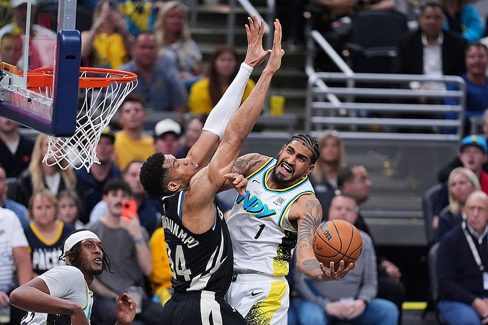 Basketball: Milwaukee Bucks vs Indiana Pacers