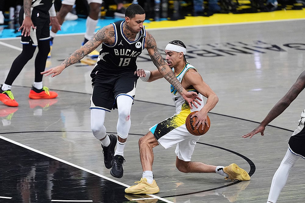 | Photo: AP/Michael Conroy : NBA: Milwaukee Bucks vs Indiana Pacers