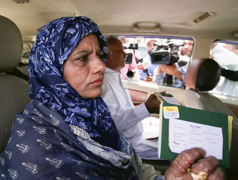 Mehnaz Begum, a Pakistani national, arrives with her husband at an Integrated Check Post to cross over to Pakistan, near the Attari-Wagah border, in Amritsar district, Punjab, Thursday, April 24, 2025. Several Pakistani nationals visiting India started returning home through the Attari-Wagah land route in Amritsar on Thursday, a day after the Centre set a 48-hour deadline for them to leave the country. - | Photo: PTI